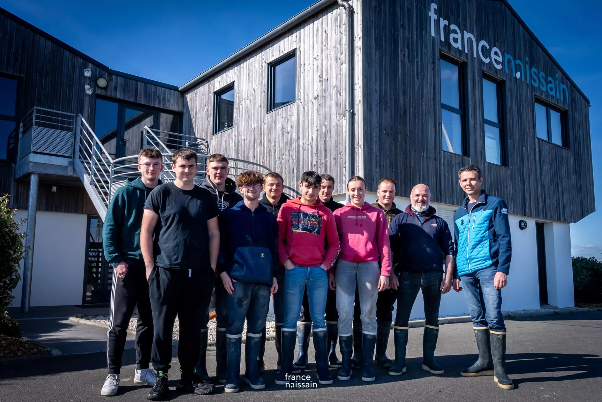 8 apprentis de la MFR s'initient à la conduite de tracteur chez France