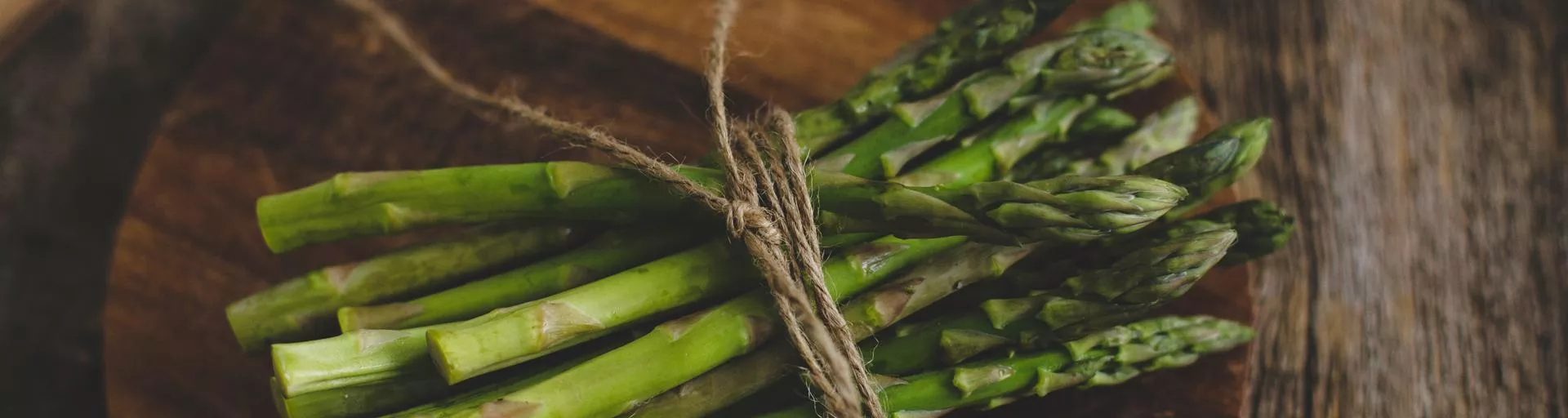 Asperges vertes pour recettes de tartare d'huîtres