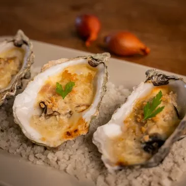 Huîtres gratinées dorées au four, garnies de farce au vin blanc et piment d’Espelette